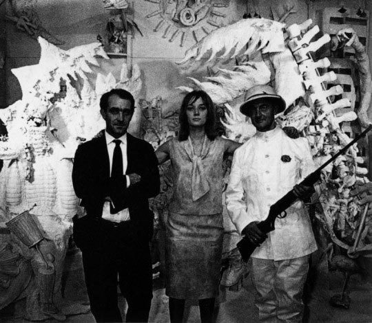 Niki de Saint Phalle, Jean Tinguely et le gardien-chasseur qui surveillait les séances de tirs, exposition en 1962 à la Galerie Alexander Iolas à New York