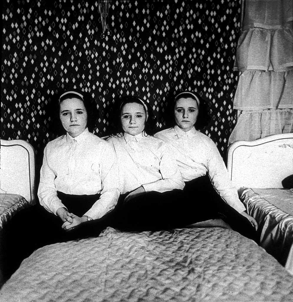Diane Arbus, Triplets in their bedroom