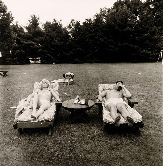 Diane Arbus, A family in their lawn one sunday in Westchester