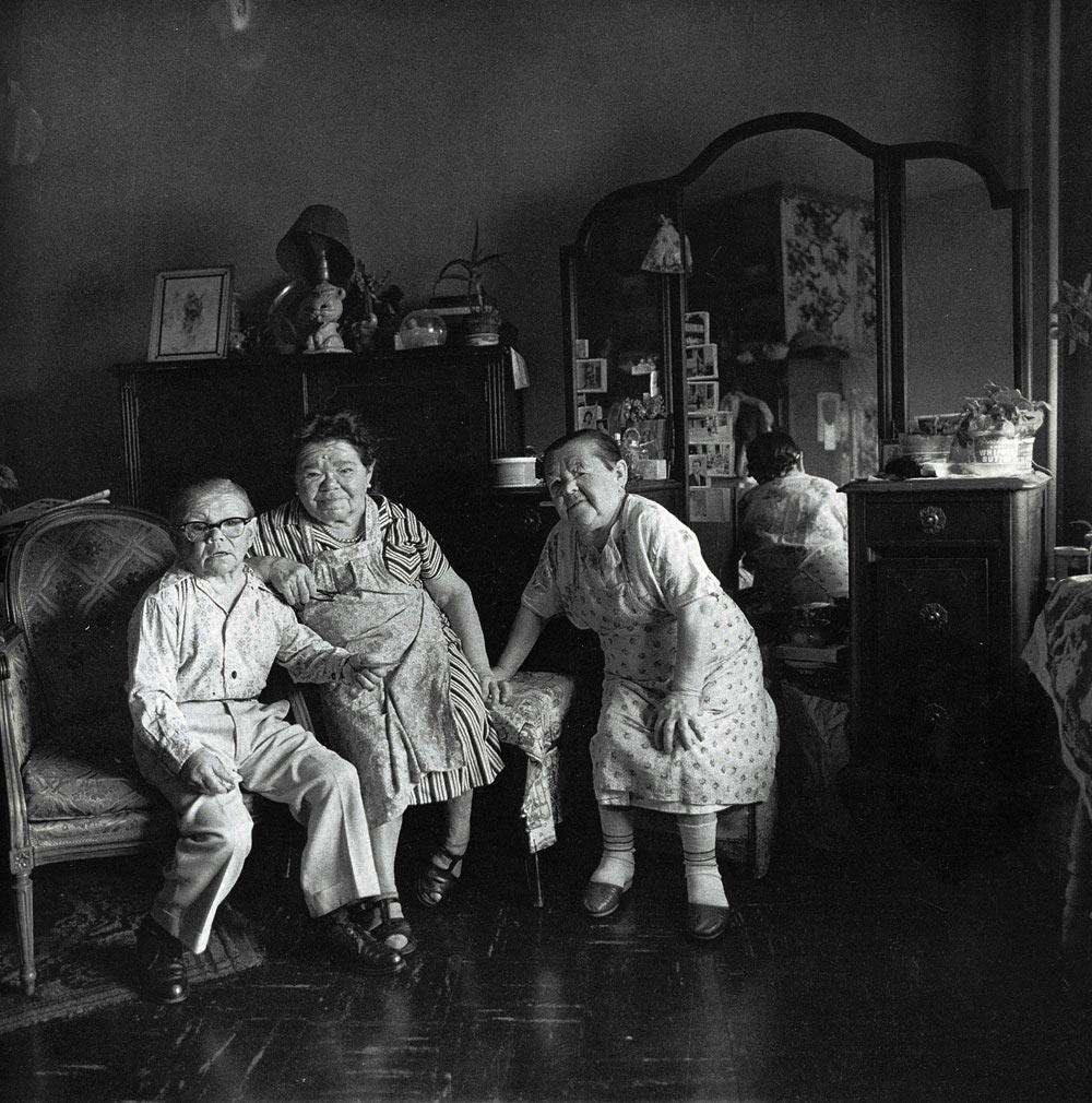 Diane Arbus, Russian midget friends in a living room on 100th street