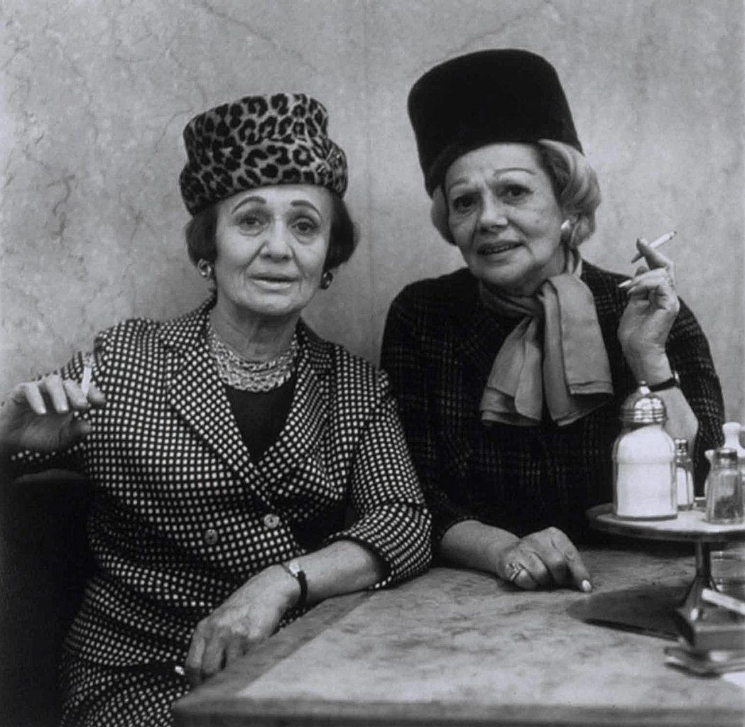 Diane Arbus, Two ladies at the automat, New York, 1966
