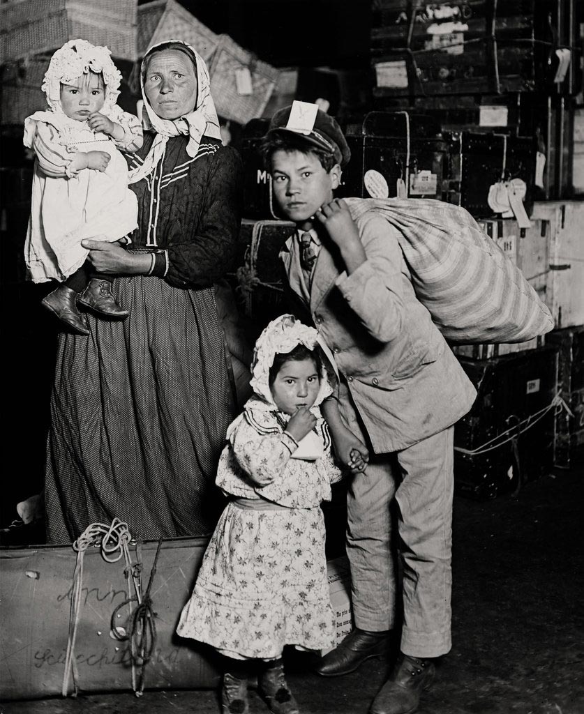 Lewis Hine, Italian immigrants at Ellis Island, New York, 1905