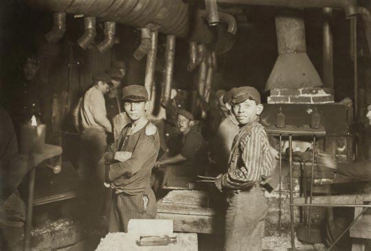 Lewis Hine, Midnight at the glassworks, 1908