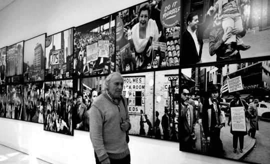 William Klein à la MEP le jour de l'accrochage de l'exposition