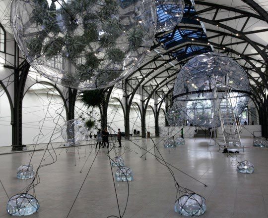 Tomás Saraceno, Cloud Cities, 2011. Vue de l’installation Hamburger Bahnhof, Berlin