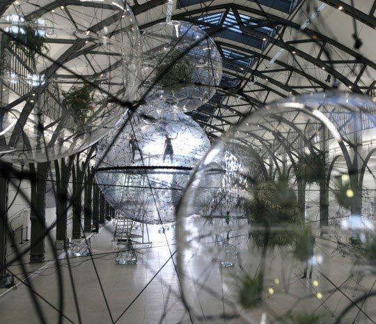 Tomás Saraceno, Cloud Cities, 2011. Vue de l’installation Hamburger Bahnhof, Berlin