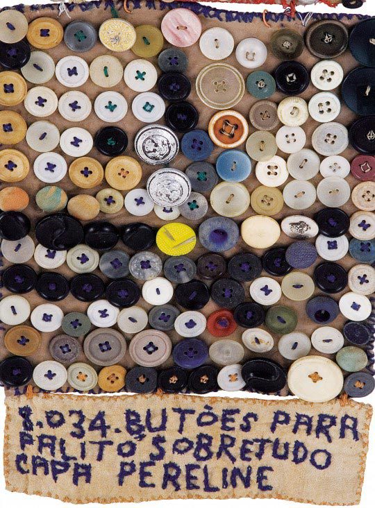 Arthur Bispo do Rosário,Butões para Paletó, Sobretudo, Pelerine [Boutons de paletot, pardessus et cape], bois, papier, tissu, fil, os, nacre, plastique et métal, 118 x 56 x 4cm. © Blaise Adilon