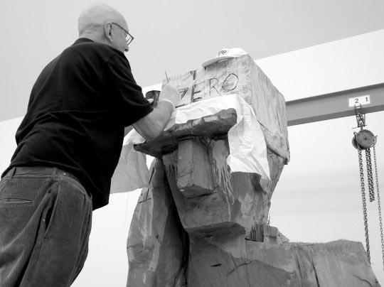 Baselitz dans son atelier près du lac d’Ammersee (Bavière), travaillant sur Volk Ding Zero / Peuple Chose Zéro, 2009, Elke Baselitz.