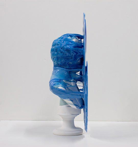 Nick Van Woert, Eclipse (Blue), 2009, buste en plâtre et plastique, 70x53x17 cm © Nick Van Woert