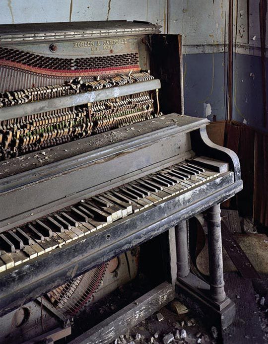 Piano, Saint Albertus School, © Yves Marchand et Romain Meffre, The Ruins Of Detroit