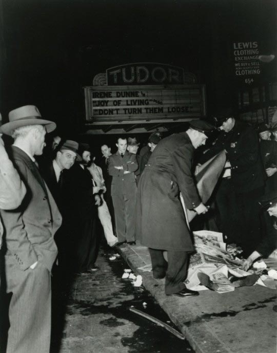 Weegee, Man covered up with newspapers, 1942