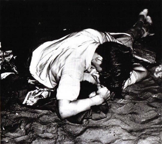 Weegee, Lovers on beach