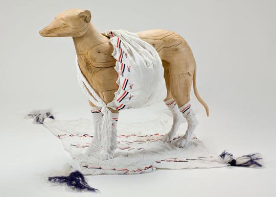 Daniel Dewar & Grégory Gicquel, Greyhound, 2007, chêne, chaussettes, laine, 120×140×96cm 