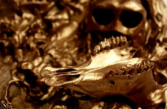 Hugo Brissaud, Le Charnier (détail). Acrylique sur toile, acier, boulon, partie supérieure d’un crâne de babouin, ossements, 116 x 89 cm