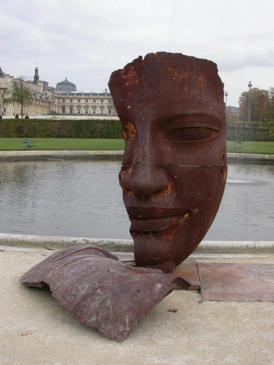 Igor Mitoraj (au Jardin des Tuileries, Paris, 2004, sculpture, installation