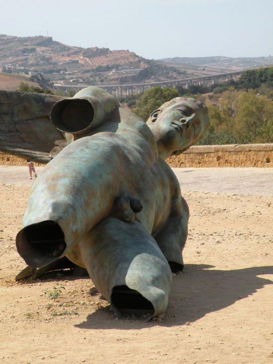 Igor Mitoraj à Agrigente, Sicile, 2011, sculpture, installation