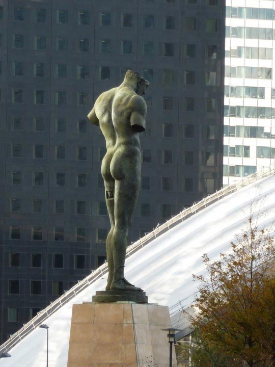 Igor Mitoraj sur le parvis de la Défense, Paris, sculpture, installation