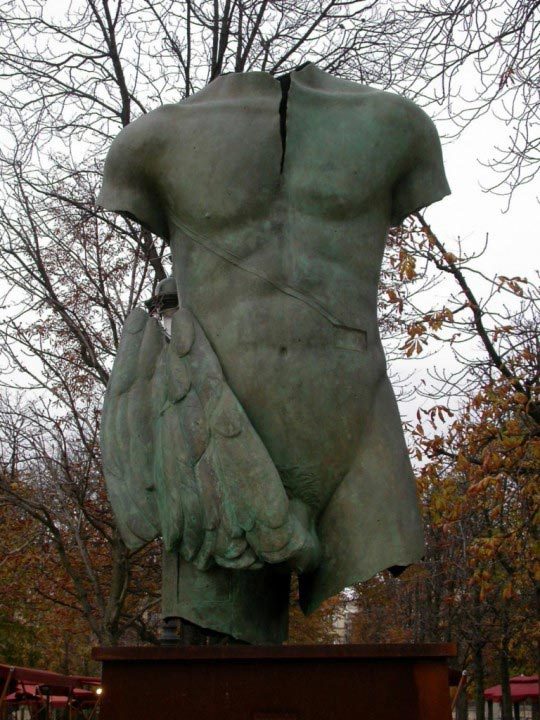 Igor Mitoraj au Jardin des Tuileries, Paris, 2004, sculpture, installation