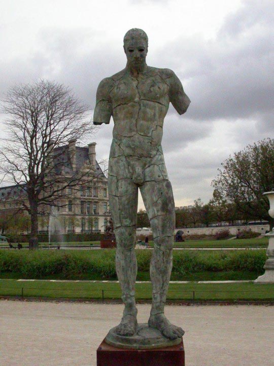 Igor Mitoraj au Jardin des Tuileries, Paris, 2004, sculpture, installation