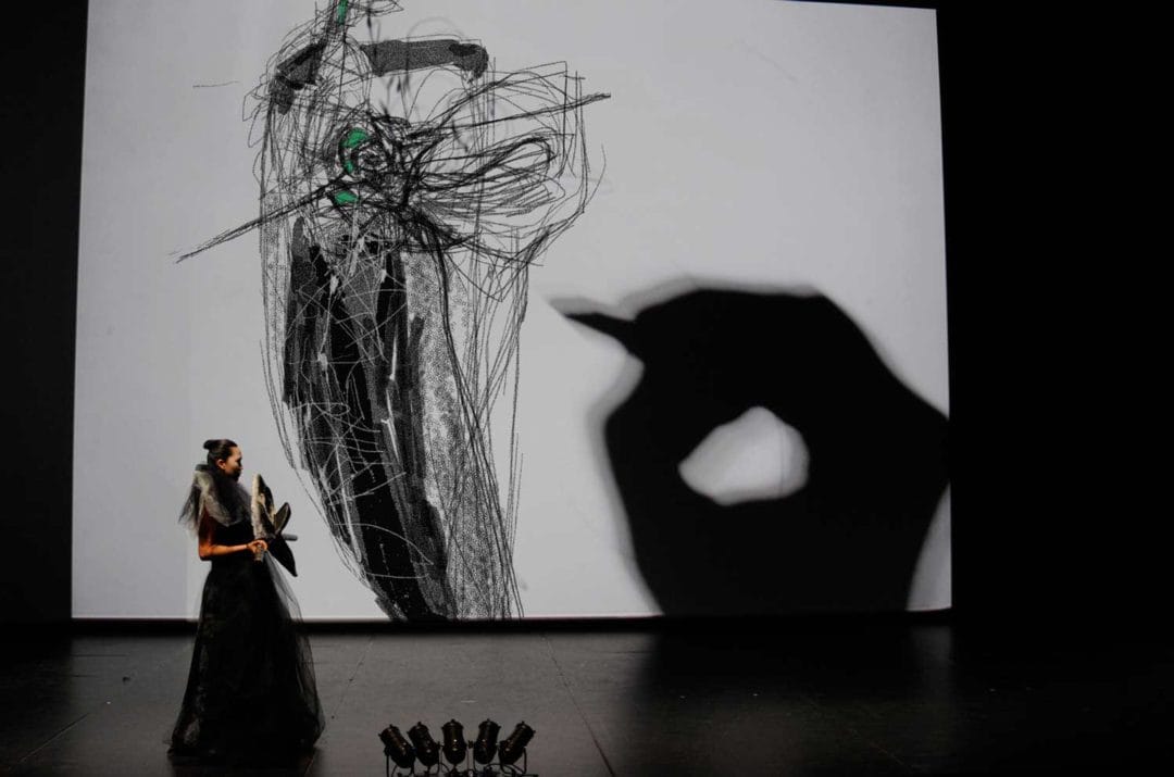 Anastasia Zimikhina, défilé-performance au Théâtre du Musée de quai Branly