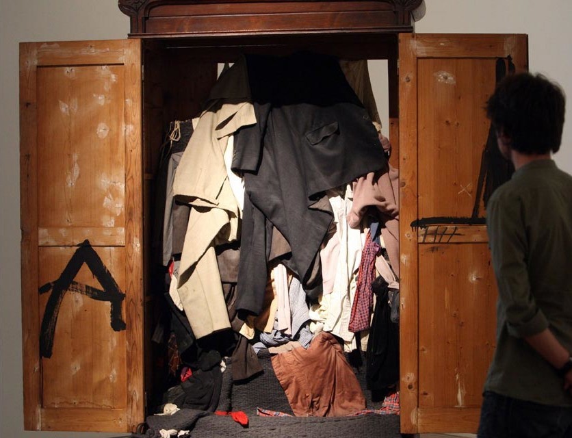 Antoni Tàpies, Garde robe, à la Fondation Tapies de Barcelone (2010).