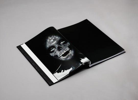 Photographie du livre « Myths » de Rankin et Damien Hirst Ben Jeffery