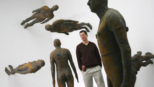 Portrait d’Antony Gormley dans son installation « Lost Horizon I », 2008 