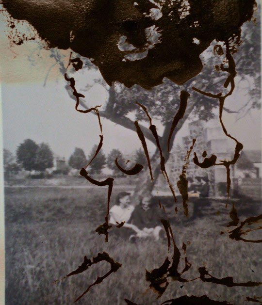 Poline Harbali, Jumelles, encre de chine et plume sur photographie, 2011