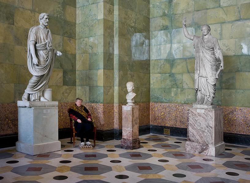 Andy Freeberg, Guardian with Statues of Antonius Pius, Youth and Caryatid, Hermitage Museum 