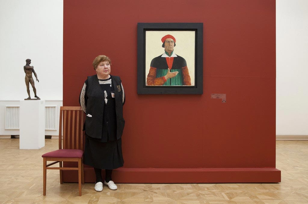 Andy Freeberg, Guardian with Malevich’s Self Portrait, Russian State Museum 