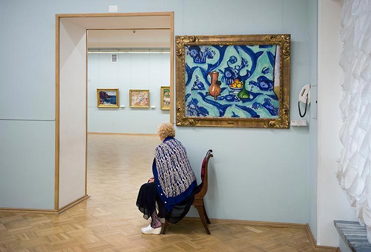Andy Freeberg, Guardian with Matisse Still Life, Hermitage Museum 