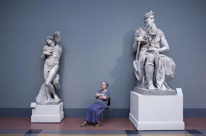 Andy Freeberg, Guardian with Michelangelo’s Moses and the Dying Slave, Pushkin Museum 