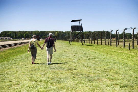 Martin Barzilai, Un couple se tient par la main au camp de Birkenau, Auschwitz II, Martin Barzilai/Sub.Coop