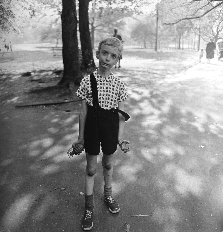 Diane Arbus, Child with toy hand grenade in Central Park