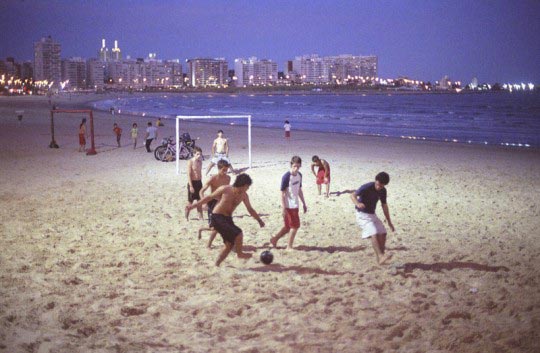 Martin Barzilai , Des enfant jouent au football sur la plage de Pocitos. Montevideo, Uruguay. Fevrier 2006, Martin Barzilai/Sub.Coop