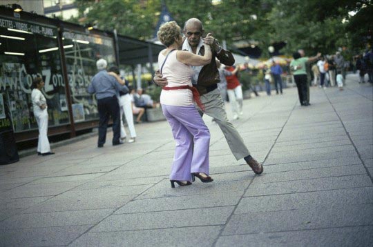 Martin Barzilai, Pendant les mois de janvier et février, tous les vendredis et samedis, sur l'avenue 18 de julio, les amoureux du tango se réunissent pour danser, Montevideo, Martin Barzilai/Sub.Coop