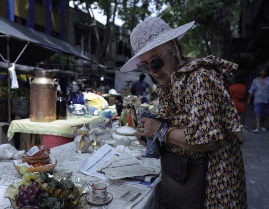 Martin Barzilai, Une dame remet en ordre son stand au marche de Tristan Narvaja, Martin Barzilai/Sub.Coop