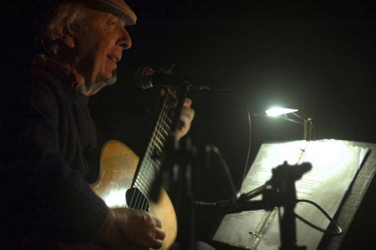 Martin Barzilai, Daniel Viglietti donne un concert dans le balneaire d'Atlantida au Lions club. Uruguay. janvier 2005, Martin Barzilai/Sub.Coop