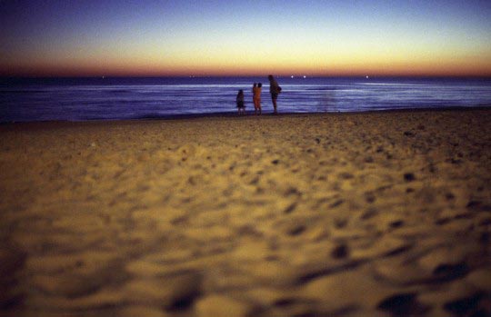 Martin Barzilai , Plage d'Atlantida a la tombee du jour. Atlantida est un balneaire situe a moins de 50 kilometres de la capitale Montevideo, Martin Barzilai/Sub.Coop