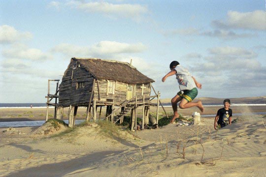 Martin Barzilai , Deux enfants jouent sur la plage de Valicas devant une maison en bois. Uruguay, fevrier 2005, Martin Barzilai/Sub.Coop
