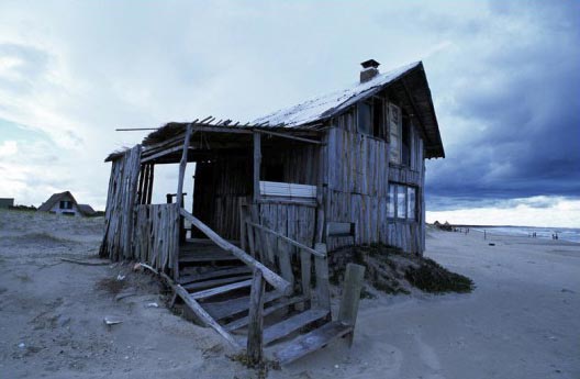 Martin Barzilai, Petite maison en bois sur la plage du village de Valicas. Uruguay, fevrier 2002, Martin Barzilai/Sub.Coop