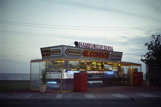 Martin Barzilai, Kiosque a hamburgers sur le bord de mer, Martin Barzilai/Sub.Coop