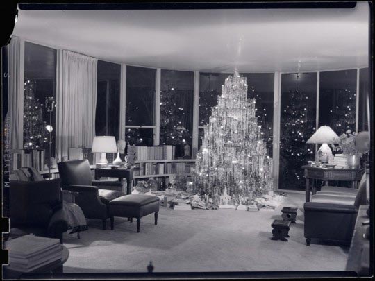 Man Ray, Intérieur avec sapin de Noël