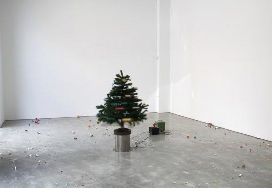 Roman Signer, Zimmer mit Weihnachtsbaum