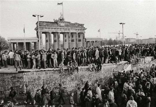 Barbara Klemm, Face to the Wall, Berlin, Novembre 10, 1989