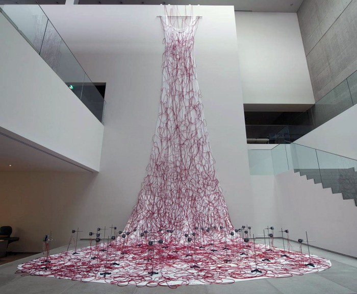 © Chiharu Shiota, Dialogue with Absence, Marugame Genichiro-Inokuma Museum of Contemporary Art, Kagawa