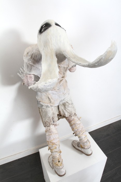 Paul Toupet, Face au mur, 2014, papier mâché et technique mixte. 