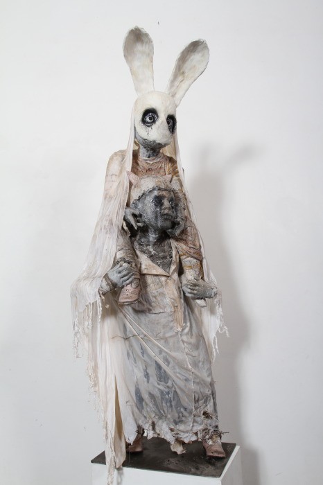 Paul toupet, Porte-moi, 2014, papier mâché et technique mixte.