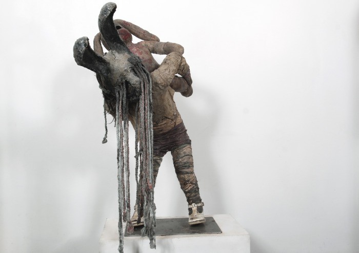 Paul toupet, Porte-moi, 2013, papier mâché et technique mixte.