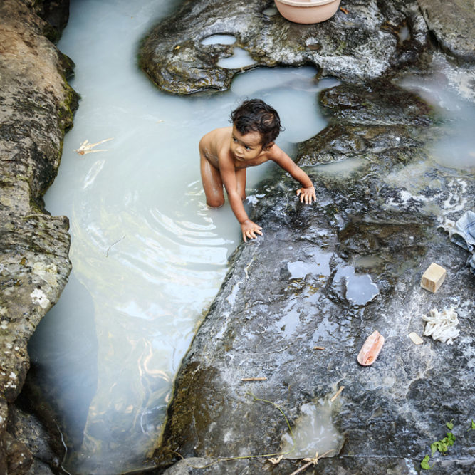 Yasmin taking bath at the river of Mawlynnong